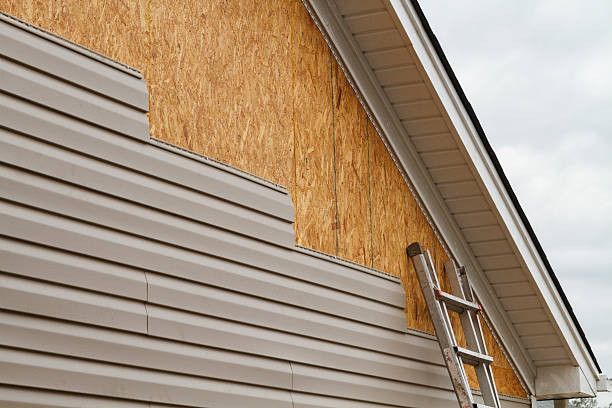 Professional Vinyl Siding technician working in McConnells, SC